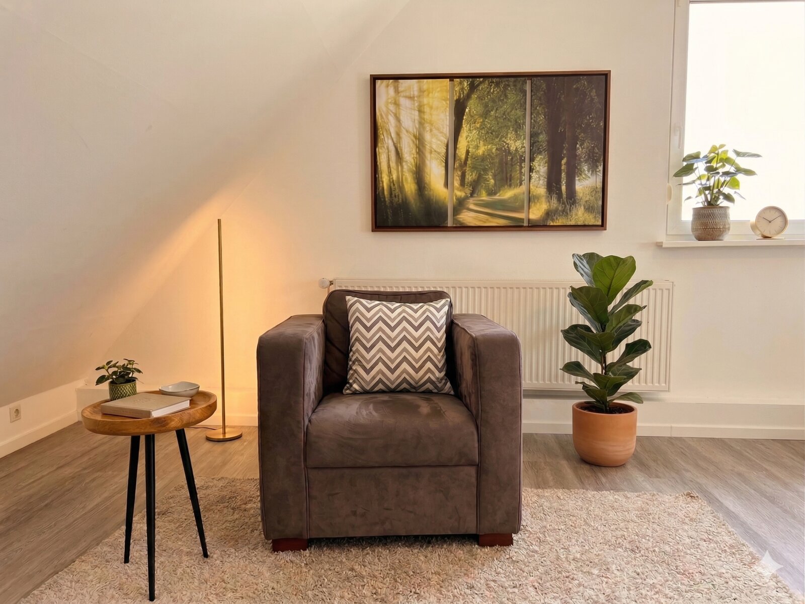 Therapieraum mit Sessel und warmer Beleuchtung